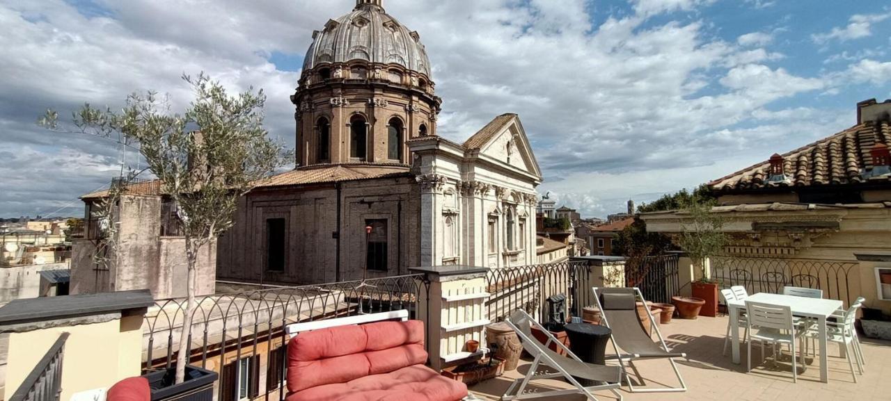 Terrace On The Monuments Of Appartamento Roma