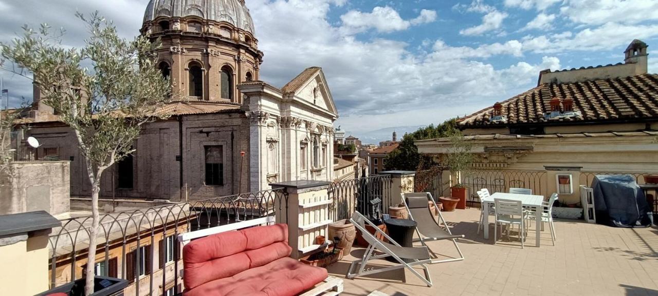 Terrace On The Monuments Of Appartamento Roma